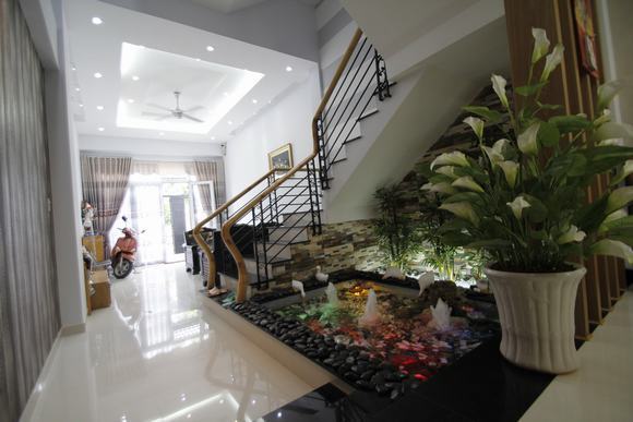 Tiểu cảnh nước cho gầm cầu thang thêm sinh động