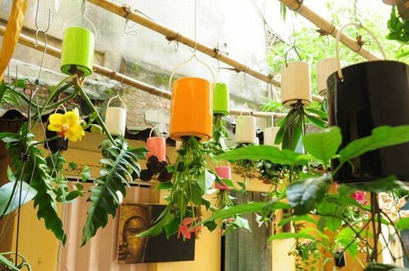 Vườn cây treo ngược độc đáo ở ban công mang lại nét cá tính cho căn hộ.