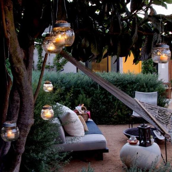 Một góc lãng mạn của khu vườn với những cây nến đặt trong bình thủy tinh.