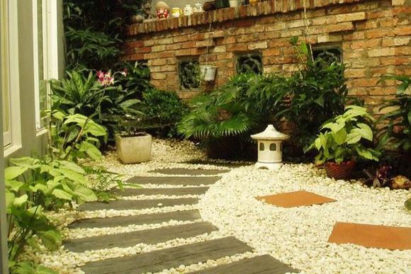 Lối đi lát gạch trang trọng.        