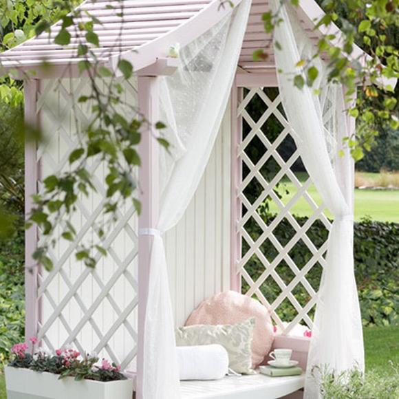 Lều hóng gió giữa sân vườn đẹp