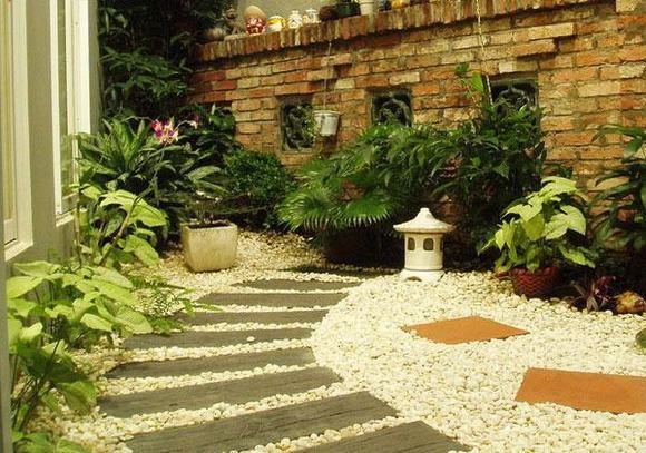 Sân vườn với sỏi trắng làm nền
