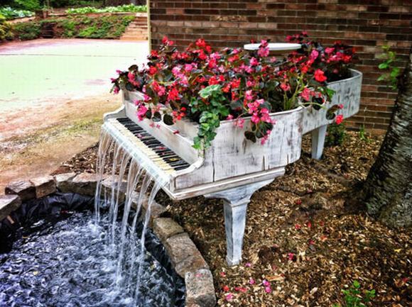 Sân vườn độc đáo với phím đàn piano