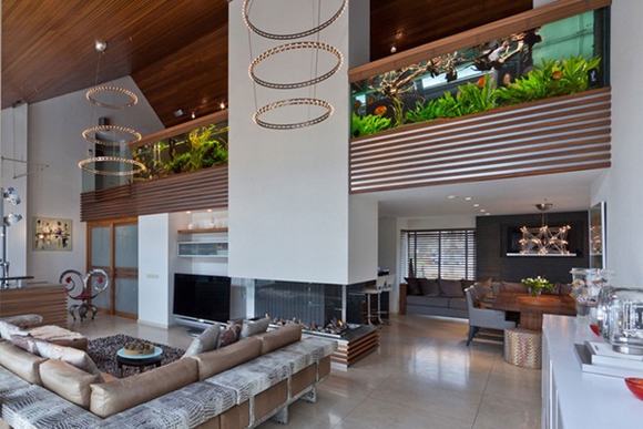 Tầng lửng bừng sáng với bể cá cảnh độc đáo