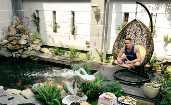 Chăm sóc hồ cá Koi là công việc nhiều người yêu thích, kể cả những người nổi tiếng